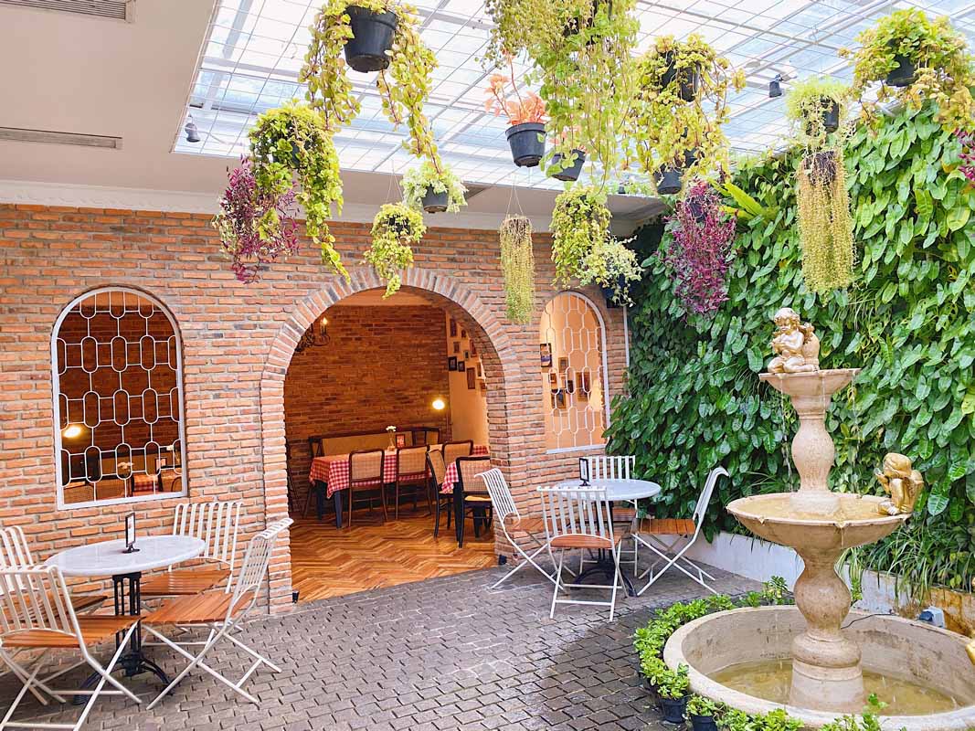 Menyantap makanan Italia diiringi gemericik air mancur di bagian tengah ruangan